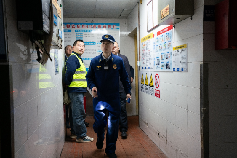 消防监督员在进行消防安全检查。 长沙晚报通讯员 张佳欣 摄