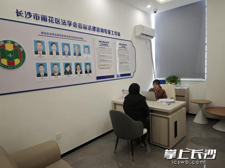 群众正在进行法律咨询。