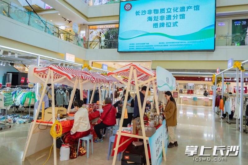 市民在现场能够近距离欣赏非遗技艺的精妙绝伦，还能现场品尝、购买。