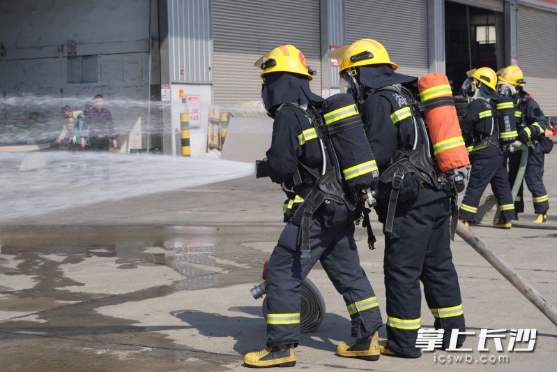 消防员全力“灭火”。