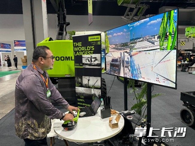 中联重科5G塔机远程操控系统演示。