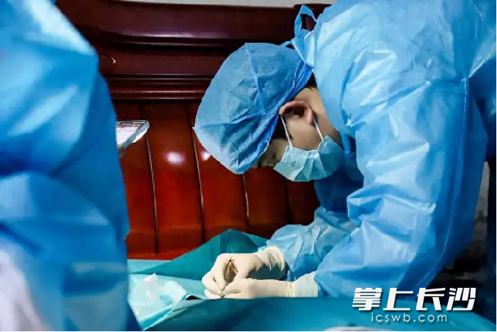 爱尔眼库衡阳分站的工作人员通过手术成功获取了琪琪捐献的两枚珍贵的眼角膜。长沙晚报通讯员 杨丽红 刘寅晖 供图