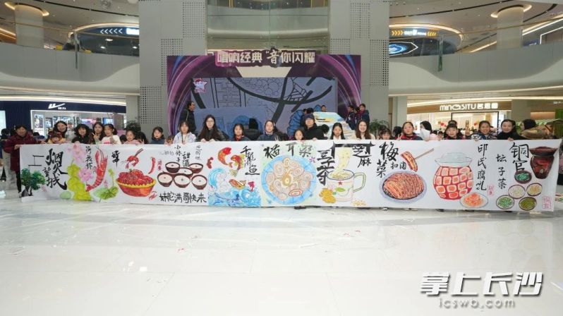 “书画新时代·长卷画”比赛中，“雷小锋”们集体创作了一幅幅构思精巧、色彩艳丽、绘制精美的长卷画。均为长沙晚报通讯员肖奥供图