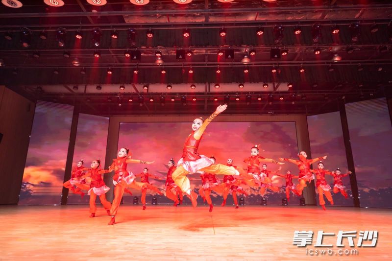 闭幕式上，“雷小锋”们带来了一个个精彩的节目。