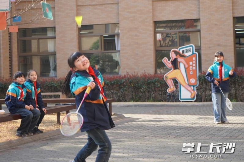2个阳光大课间和4个课间15分钟，学校成了“球球乐园”。