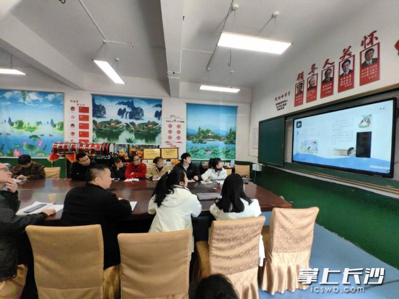 对老师进行专题培训。