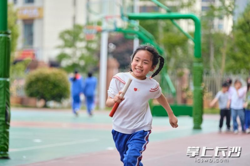 培养学生坚持运动的习惯，甩掉“小胖墩”“小眼镜”带来的负担。