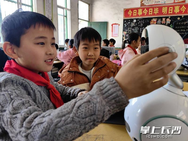 借助平板电脑，孩子们在图形化编程界面中开启探索之旅。 均为长沙晚报通讯员蓝剑摄