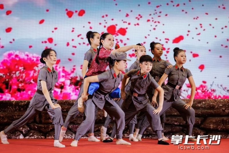 让孩子们从“玩个热闹”到“玩出门道”，将兴趣变为特长。