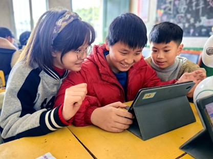 智慧课堂开启了学生们探索未来世界的兴趣。