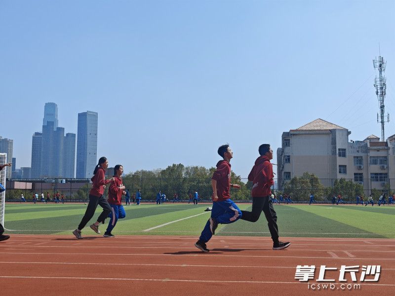 约上好友，来一场阳光跑。均为长沙晚报全媒体记者张炎炎、通讯员易德胜摄