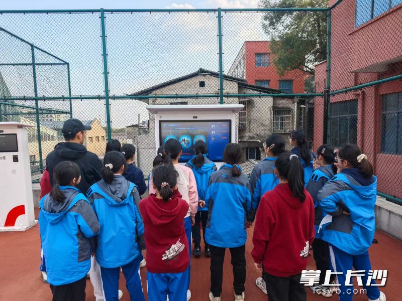 通过人脸识别激活智慧体育系统，即可记录运动数据。