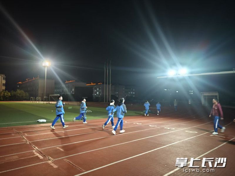 结束一天的学习，和同学们来操场来一场放松的“月光跑”。