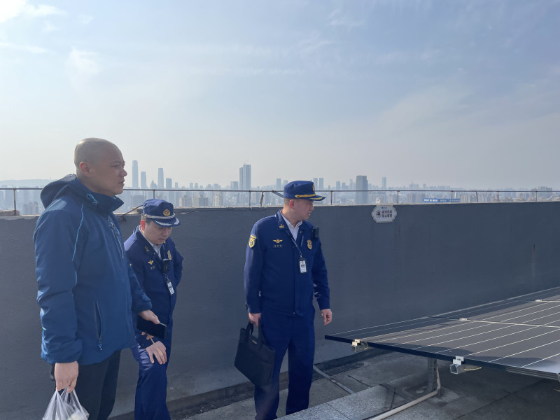 雨花消防监督员在高层建筑屋顶进行检查。 长沙晚报通讯员 杨慧 摄