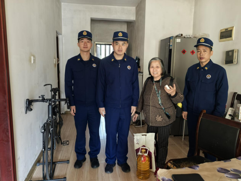 消防员上门为老人送去温暖和关爱。 长沙晚报通讯员 罗子郡 摄