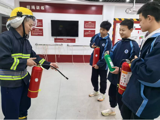 消防宣传员在科普教育馆为学生普及消防安全知识。 长沙晚报通讯员 倪泽权 摄