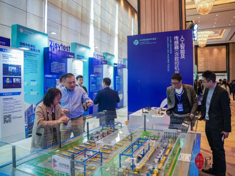 活动外场采用“平面+立体”结合的展示方式进行，打造沉浸式的科创场景。邓迪 摄