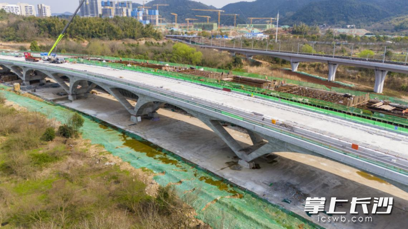 梧桐路三号桥项目60余名工人正争分夺秒抢抓项目进度，全力确保年内建成通车。