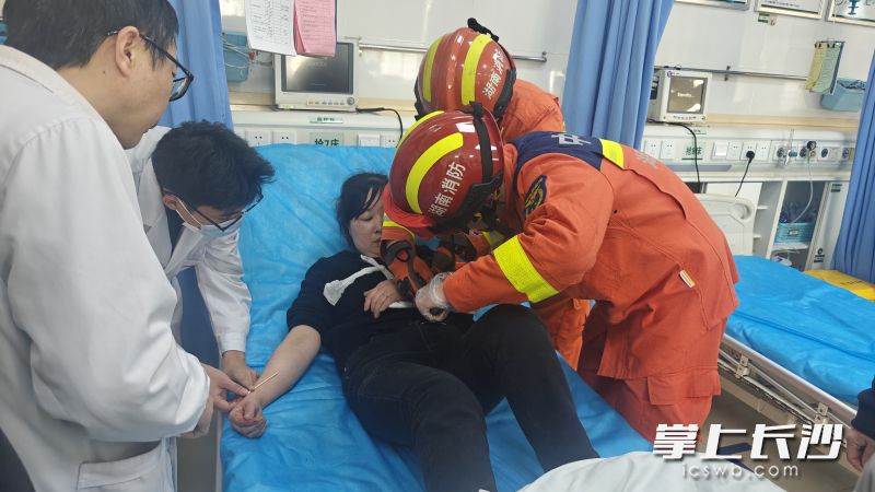消防员帮助取下卡手的镯子。 长沙晚报通讯员 胡宇波 摄