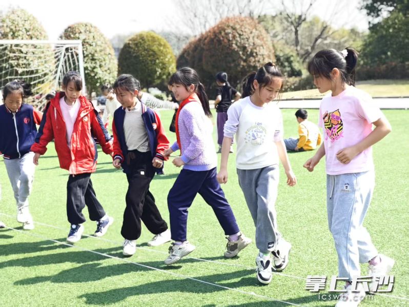 阳光下，雨花区枫树山石燕湖小学操场上，“长”满了运动着的孩子。 长沙晚报全媒体记者 岳霞 摄