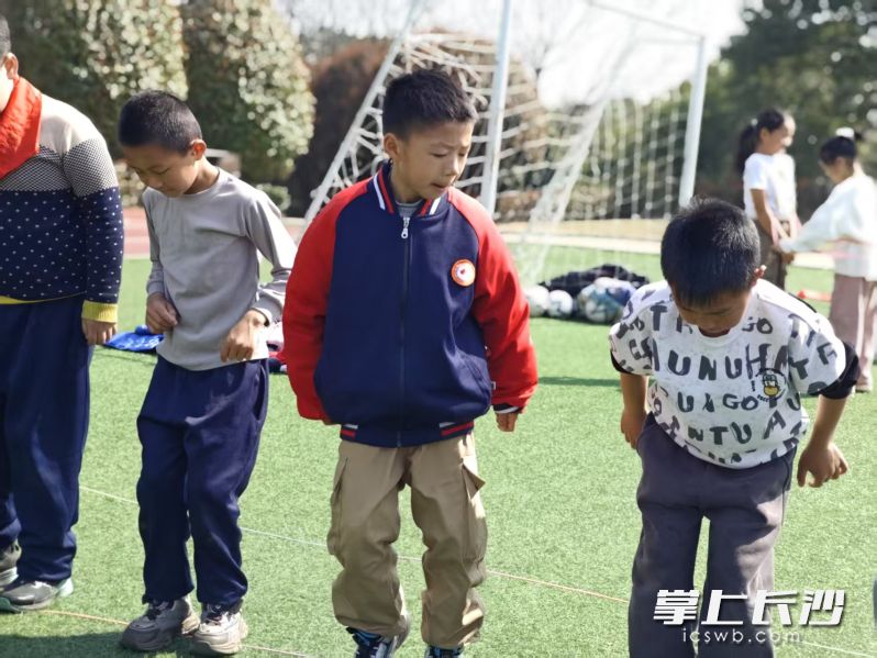 男孩子跳橡皮筋也“有一手”。