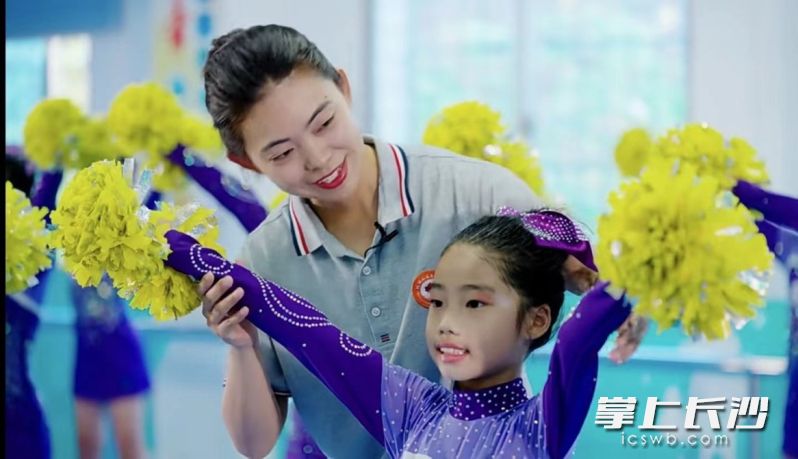 下乡交流教师在乡村“学校少年宫”活动中指导孩子们练习啦啦操。