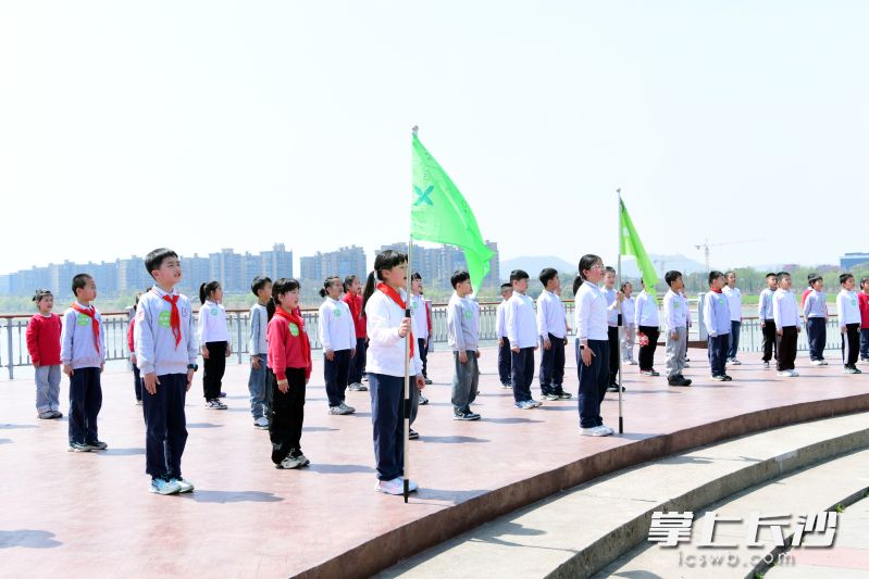 走进橘子洲头，以毛泽东诗词为引子，探访自然景观和各类纪念馆。