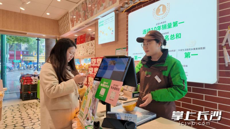 门店将服务承诺和便利消费者的措施张贴在显眼处。长沙晚报全媒体记者 周辉霞 摄