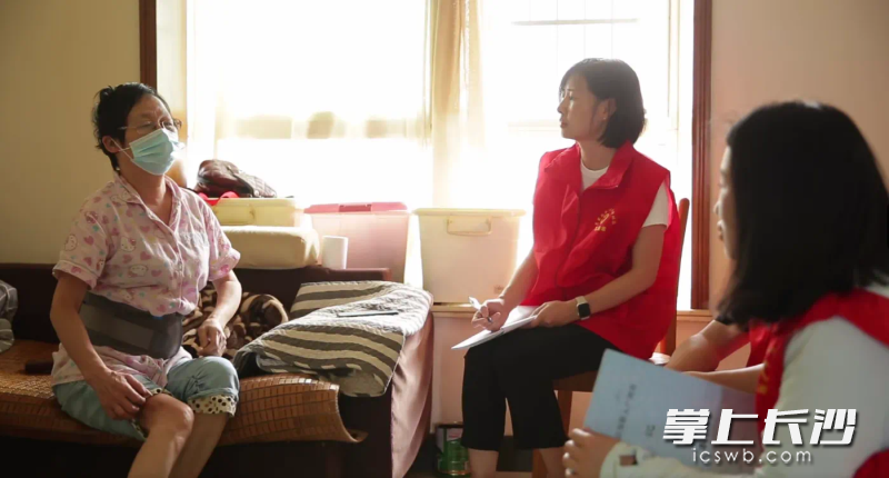 救助专干上门了解困难群众家庭情况。