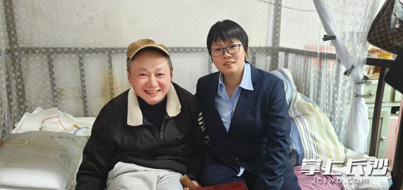 刘露（左一）和爱心人士张金花（右一）合影。长沙晚报全媒体记者 何乐 摄