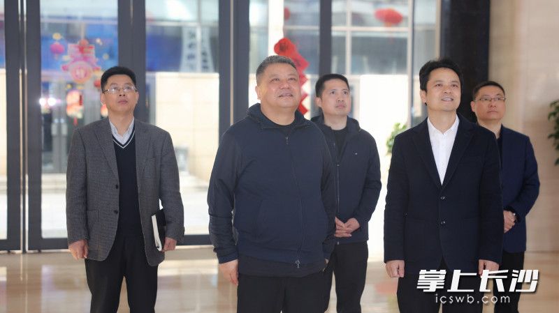 陈刚一行在长沙市广播电视台（集团）调研人工智能应用创新工作。 长沙晚报全媒体记者 盛磊 摄