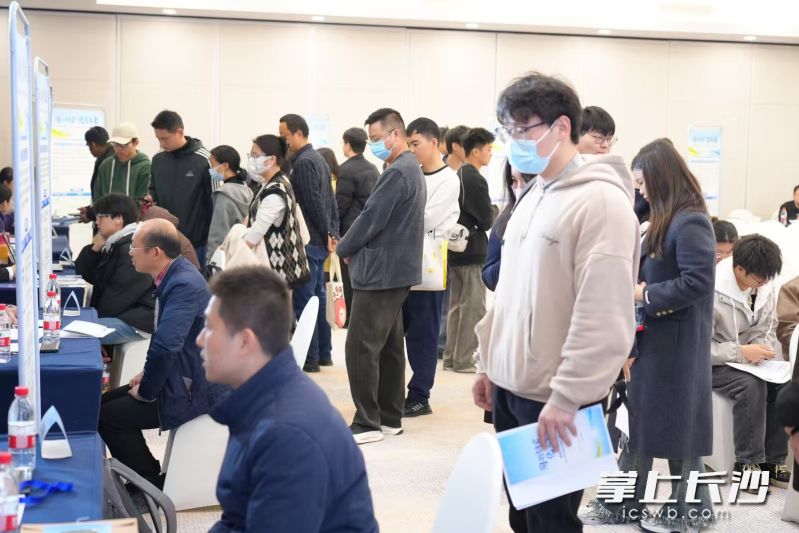 招聘会现场。长沙晚报通讯员 黄佳摄