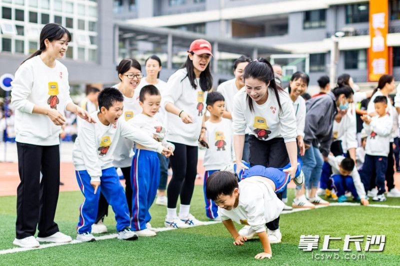 砂子塘新世界小学亲子运动会，“小车”向前，爱意满盈。