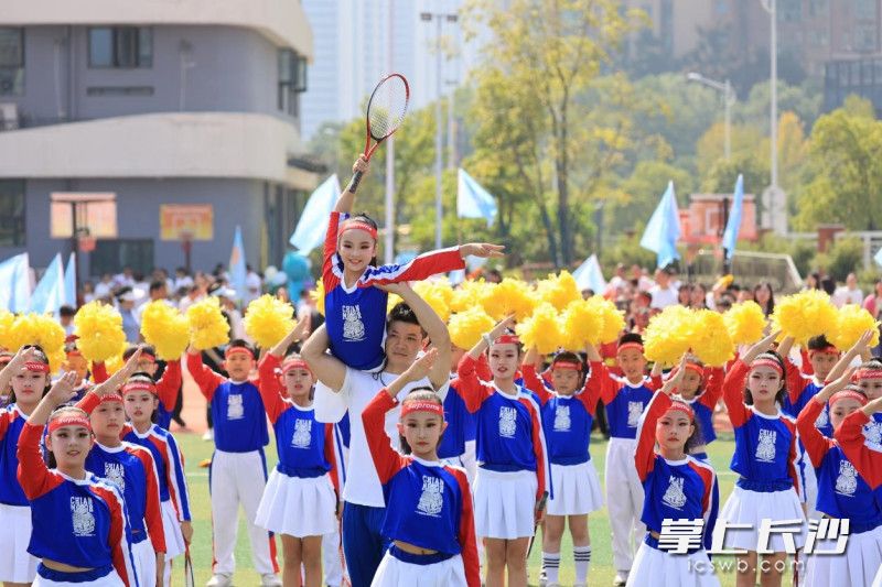 校园体育节开幕式中，“运动与艺术” 交相辉映，为孩子们的全面发展搭建舞台。