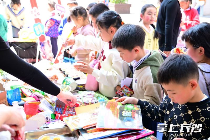 21日，长沙市芙蓉区育才第二小学操场变身爱心市集，“以爱之名，向光而行”为主题的第四届诚乐爱心义卖活动启动。 均为学校供图