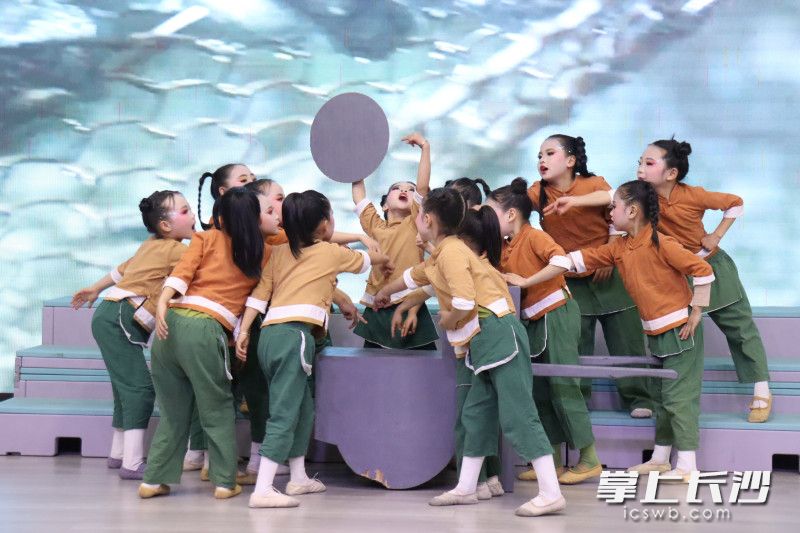 2025年元旦晨曦初染，砂子塘嘉汇小学的萌娃们将童真谱写成会跳舞的诗行。