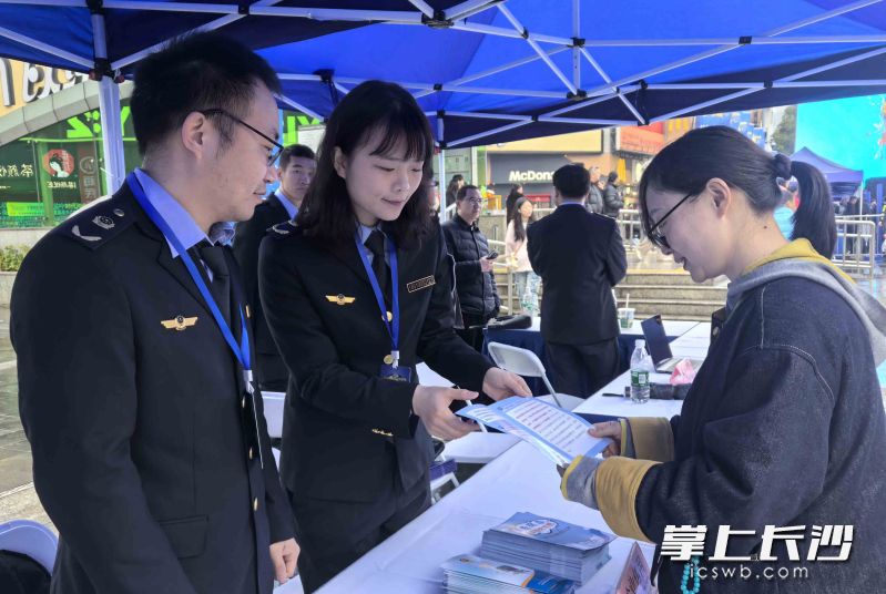 长沙市市场监管部门在商圈进行年报政策宣传。长沙晚报通讯员 张蓉供图
