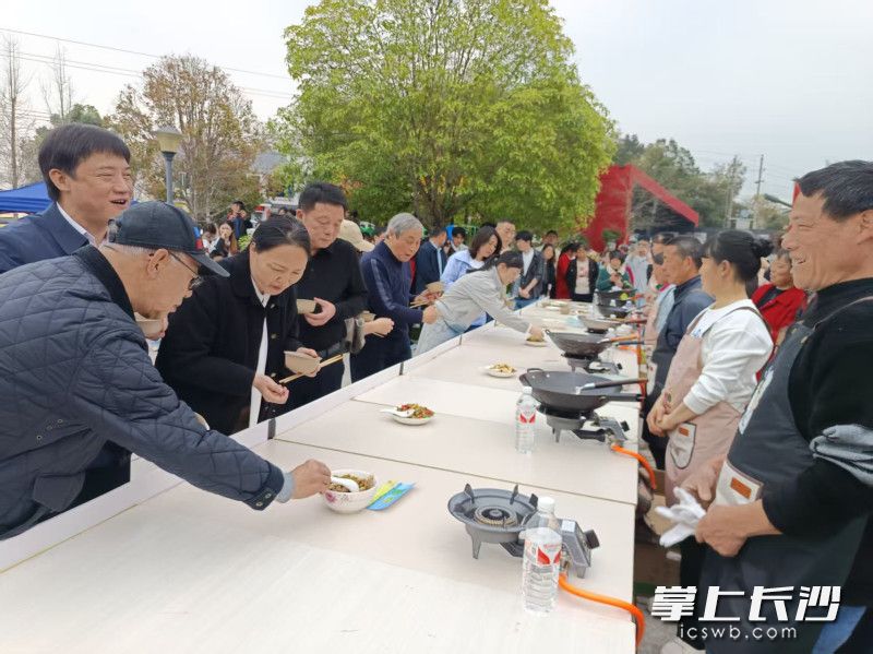 现场试吃农家大厨小品。均为长沙晚报全媒体记者 王斌 摄