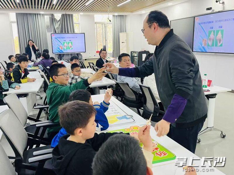 孩子们跟随专家教授探索海螺的演化之谜。均为长沙晚报通讯员 何凡 供图