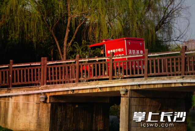 公园中不时能见到消防巡查人员。