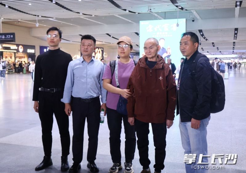 朱亮(右二)和救助站工作人员在高铁站合影。 长沙晚报全媒体记者 邓艳红 摄 朱亮(右二)和救助站工作人员在高铁站合影。 长沙晚报全媒体记者 邓艳红 摄