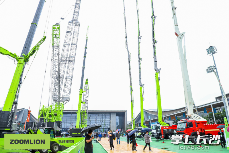 中联重科ZCC13000超大型履带起重机178米的身姿。 资料图片