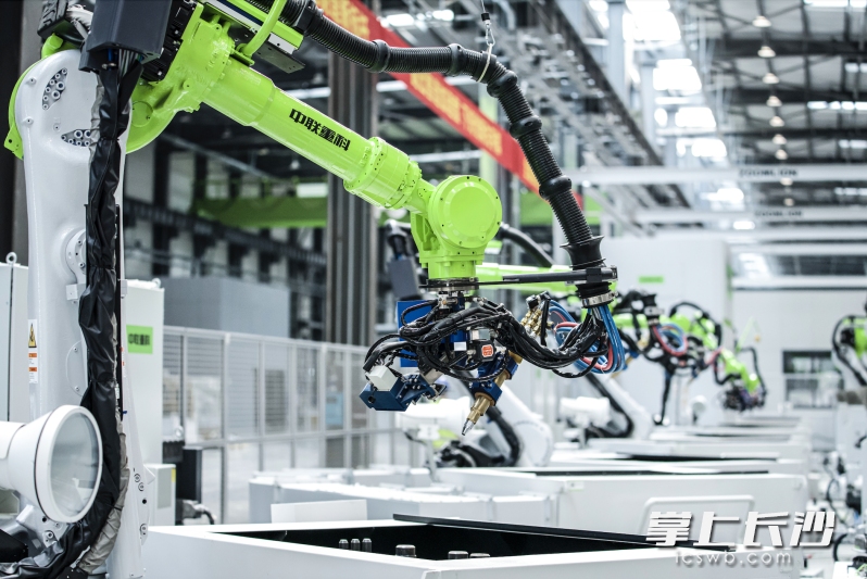 中联重科中大型挖掘机智能化车间。 长沙晚报全媒体记者 周辉霞 摄