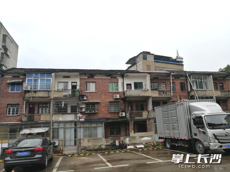 百川里片区改造前，存在建筑破旧、线缆凌乱、路面破损、污水横流、配套功能缺失等老旧小区通病。 资料图片