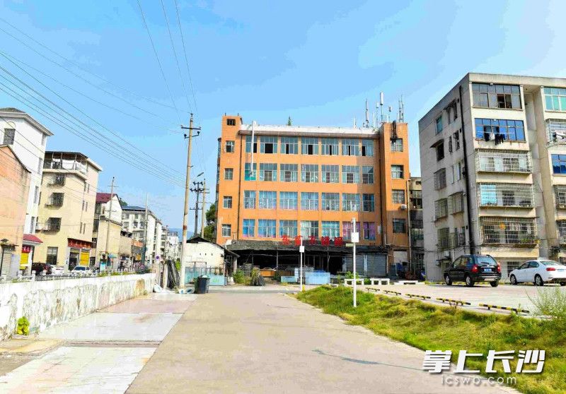 百川里片区改造前，存在建筑破旧、线缆凌乱、路面破损、污水横流、配套功能缺失等老旧小区通病。 资料图片