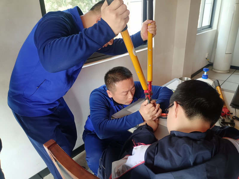 消防员在帮助男孩取下卡手的戒指。 长沙晚报通讯员 胡宇波 摄 消防员在帮助男孩取下卡手的戒指。 长沙晚报通讯员 胡宇波 摄