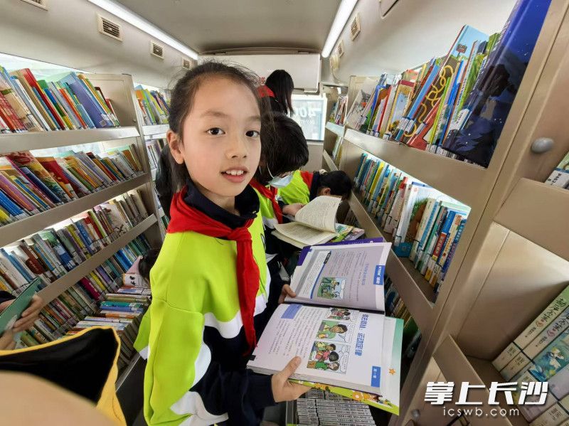 梨塘小学的孩子们在学校就能享受便捷的图书馆服务。