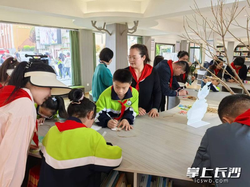 孩子们写上心愿读书卡。