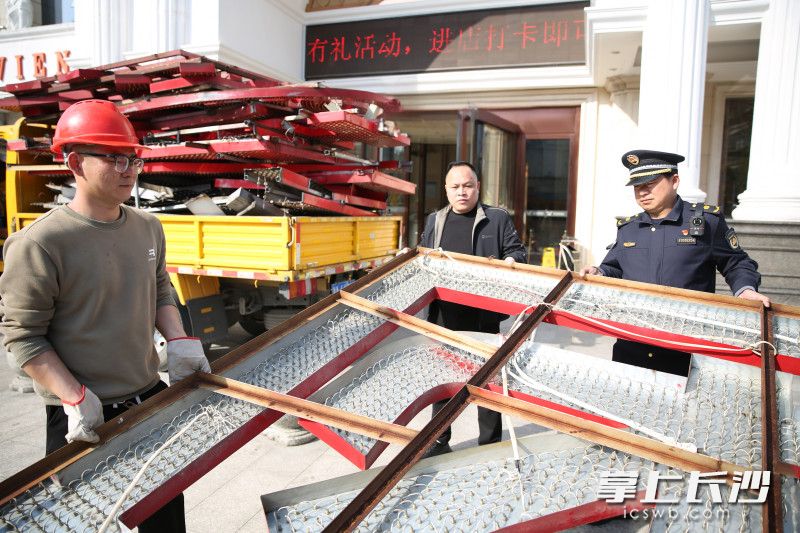 近日，雨花区在城市管理行动中再出重拳，针对违规户外广告招牌开展专项整治。 均为全媒体记者 周游 通讯员 高兴 摄影报道