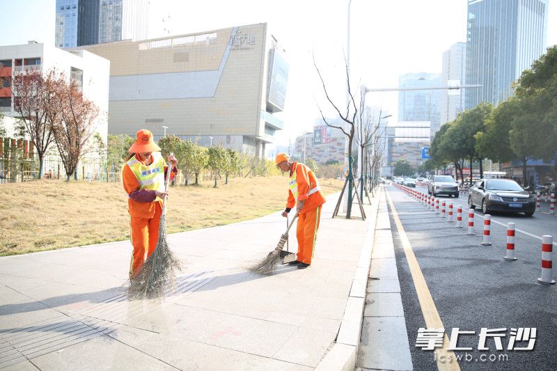井湾子街道联合雨花区环卫、市政中心，对红星建材交易市场与步步高星城天地之间的莲湖一路进行了道路升级改造。